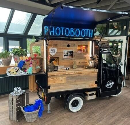 Tijdens het gehele Theaterweekend staat de Kiekboetiek Photobooth in onze foyer voor gratis theatrale foto's...